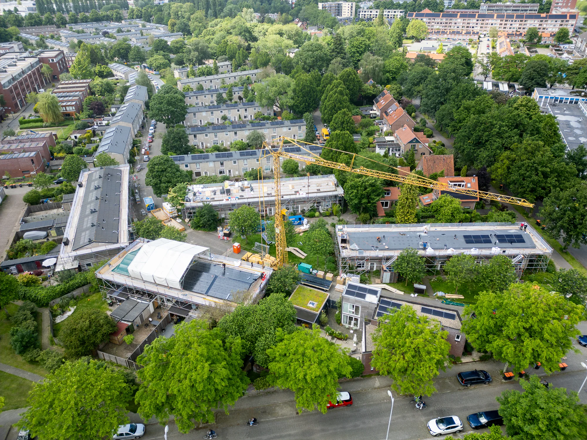 Mobile battery boosting grid connection