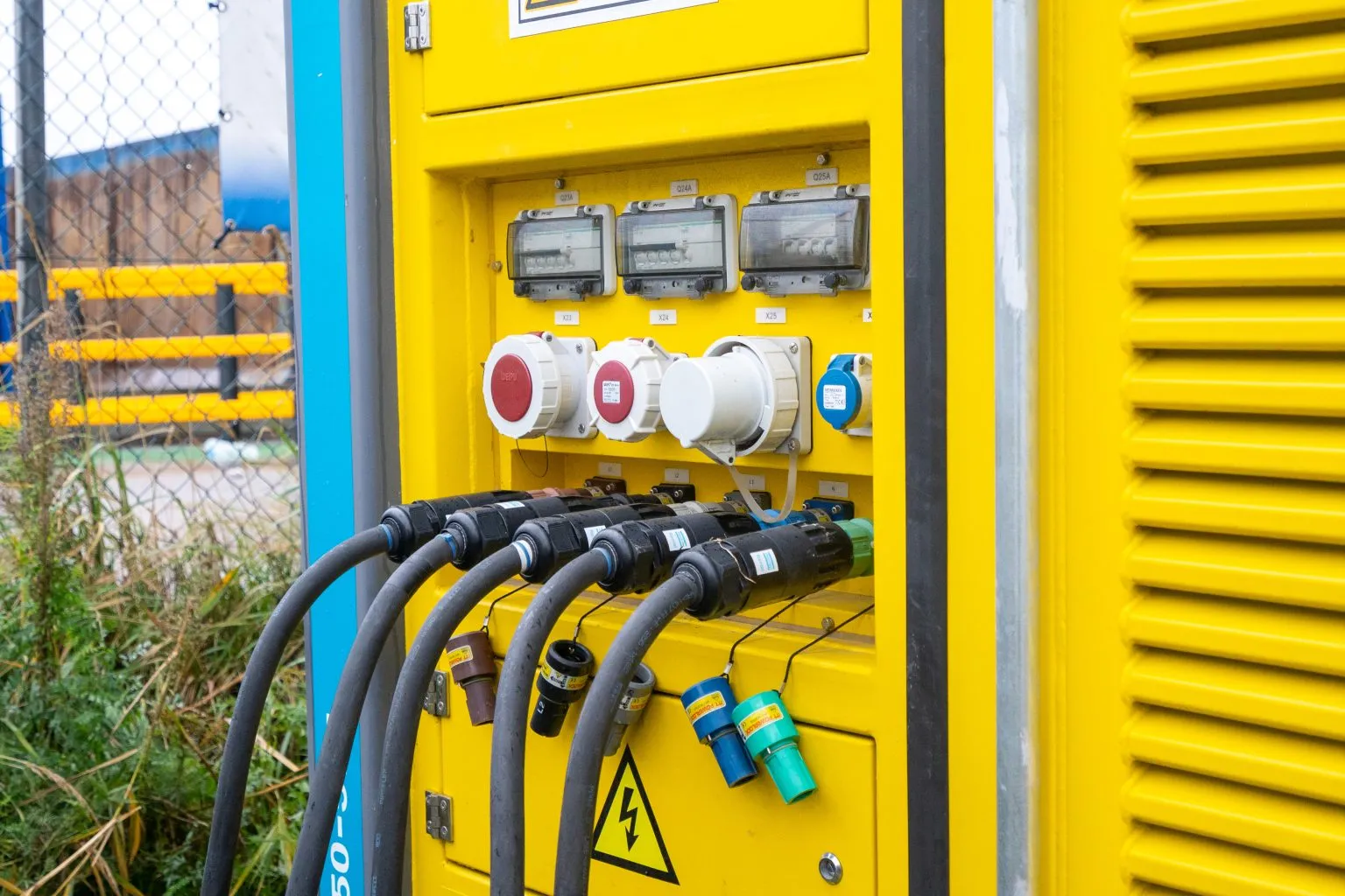 Hydrogen generators and fuel cells