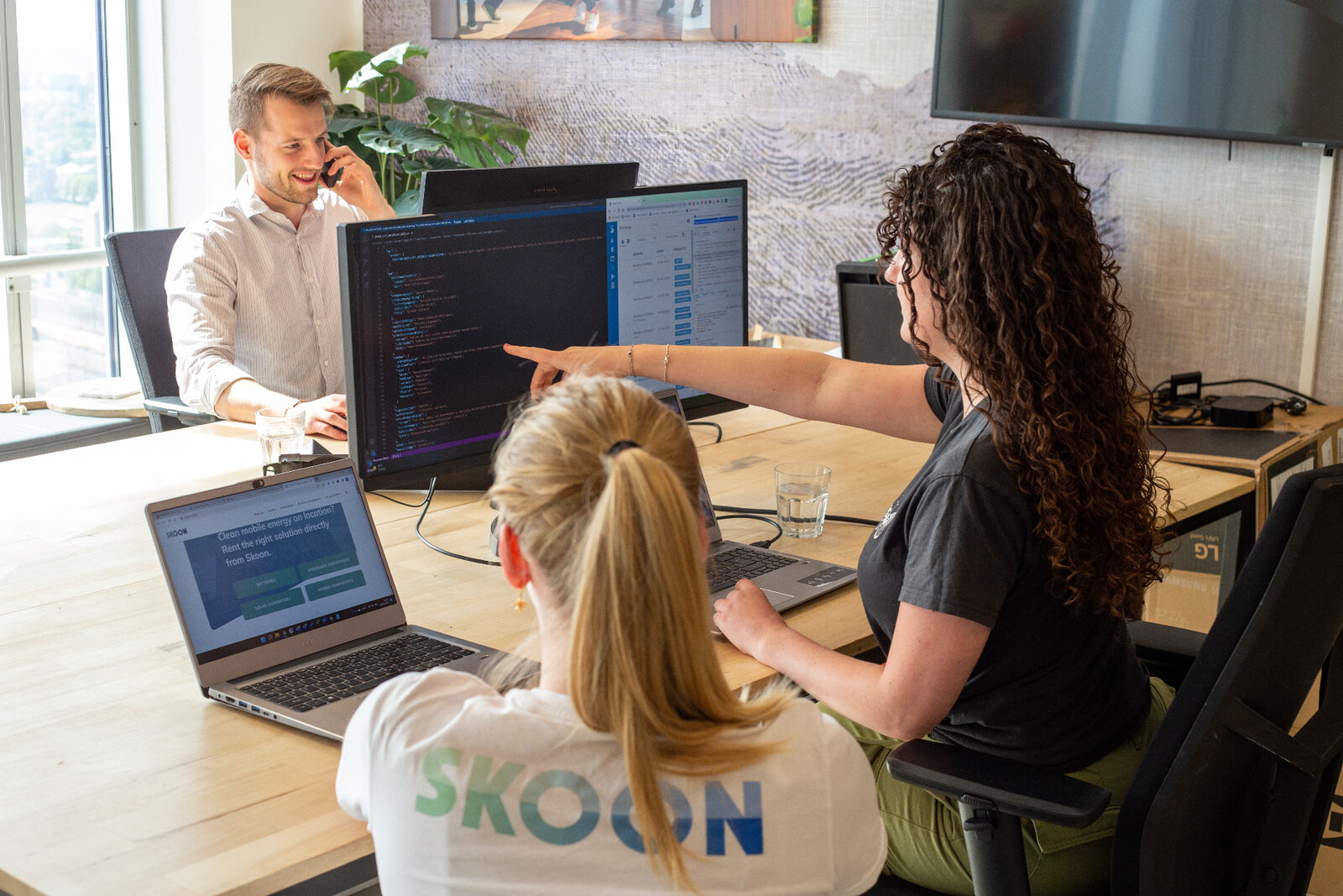 Skoon Energy team collaborating in the Rotterdam office